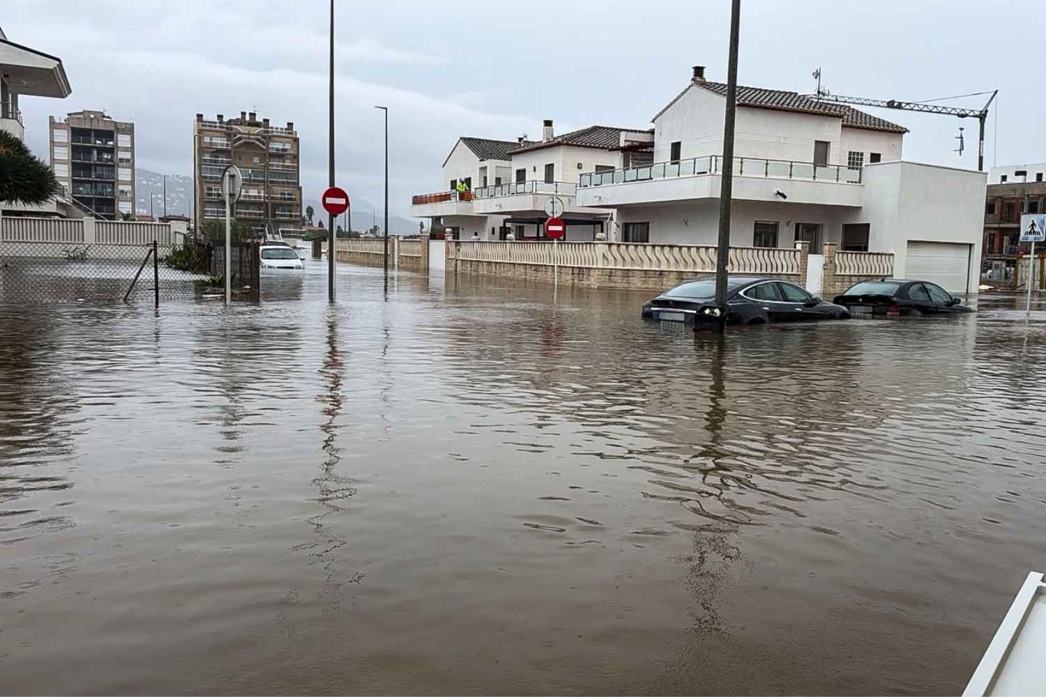 Inundaciones en la zona de la playa de Terranova en la localidad de Oliva tras las lluvias asociadas a la dana Adam. EFE/ Agustín Batalla